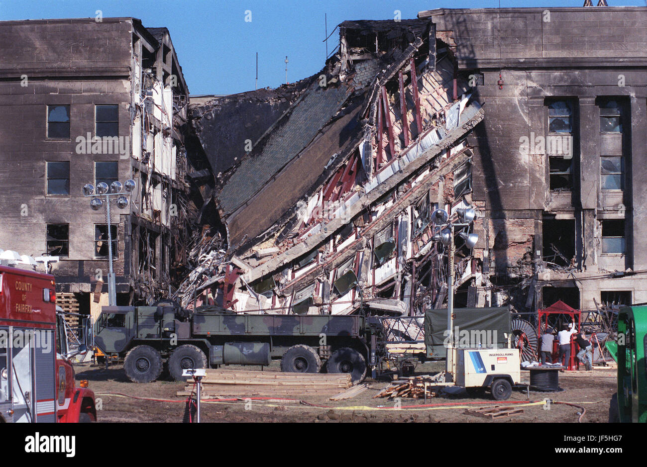 010912-D-9880W-073-Blick auf die Westseite Wand des Pentagons am späten Nachmittag des 12. September 2001. Ca. 30 Stunden zuvor entführt American Airlines Flug 77, eine Boeing 757 mit 64 Passagiere an Bord wurde absichtlich stürzte in dieser Stelle in einem Akt des Terrorismus.  DoD-Foto von R. D. Ward. Stockfoto