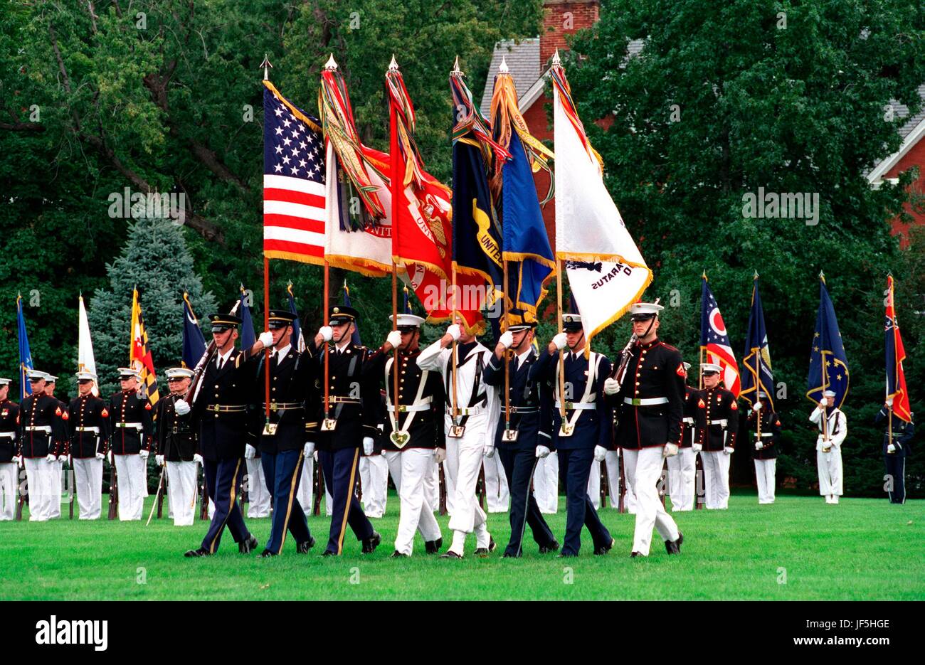 011001-D-2987S-138 das Joint Service Color Guard wechselt die Farben während der Abschiedsfeier des Vorsitzenden der Joint Chiefs Of Staff General Henry H. Shelton, am Fort Myer, Virginia, am 2. Oktober 2001.  DoD-Foto von Helene C. Stikkel. Stockfoto