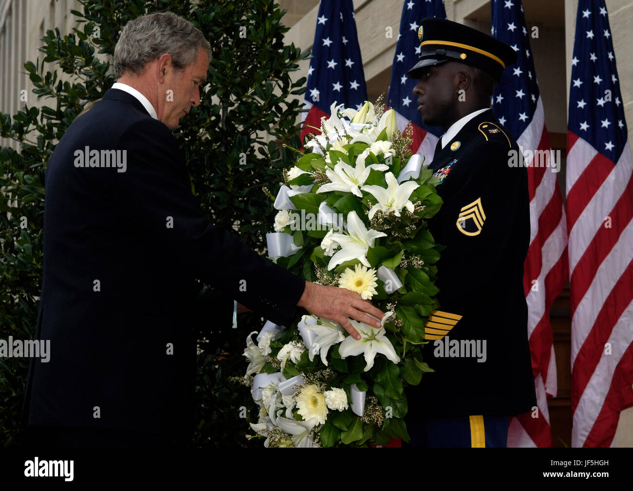 060911-F-0193C-003 Präsident George W. Bush und Frau Bush legen einen Kranz an der Absturzstelle von Flug 77 während einer Zeremonie unter Beachtung der den fünften Jahrestag des Terroranschlags Sept.11th im Pentagon am 11. September 2006.  DoD-Foto von Staff Sgt D. Myles Cullen, US Air Force. Stockfoto