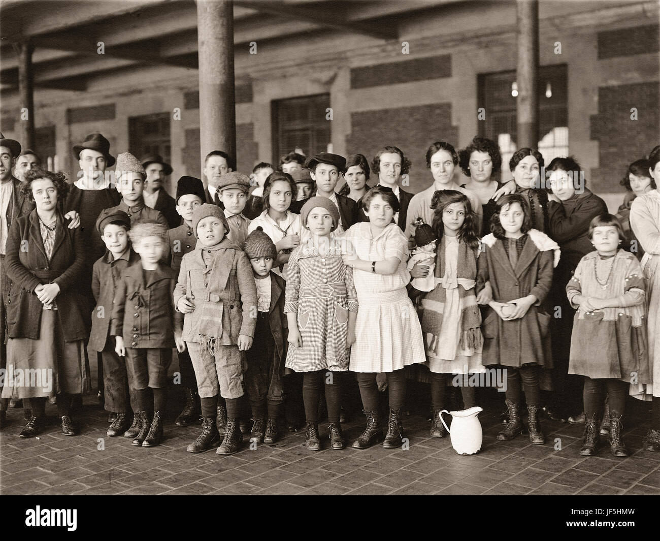 Migrantenkinder, Ellis Island, New York. Foto: Braune Brüder, ca. 1908 aus den Aufzeichnungen des United States Public Health Service Stockfoto