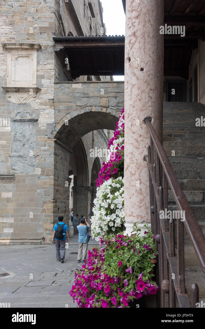 BERGAMO, Lombardei/Italien - 25 Juni: Palazzo Del Podestaore in Bergamo am 25. Juni 2017. Nicht identifizierte Personen Stockfoto