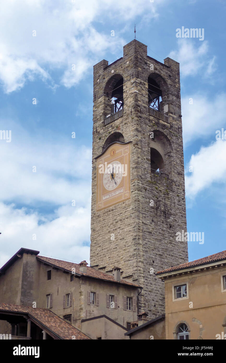 BERGAMO, Lombardei/Italien - 25 Juni: Civic Tower (Gemeindeturm - Glocke) und Palazzo Del Podestaore in Bergamo am 25. Juni 2017 Stockfoto