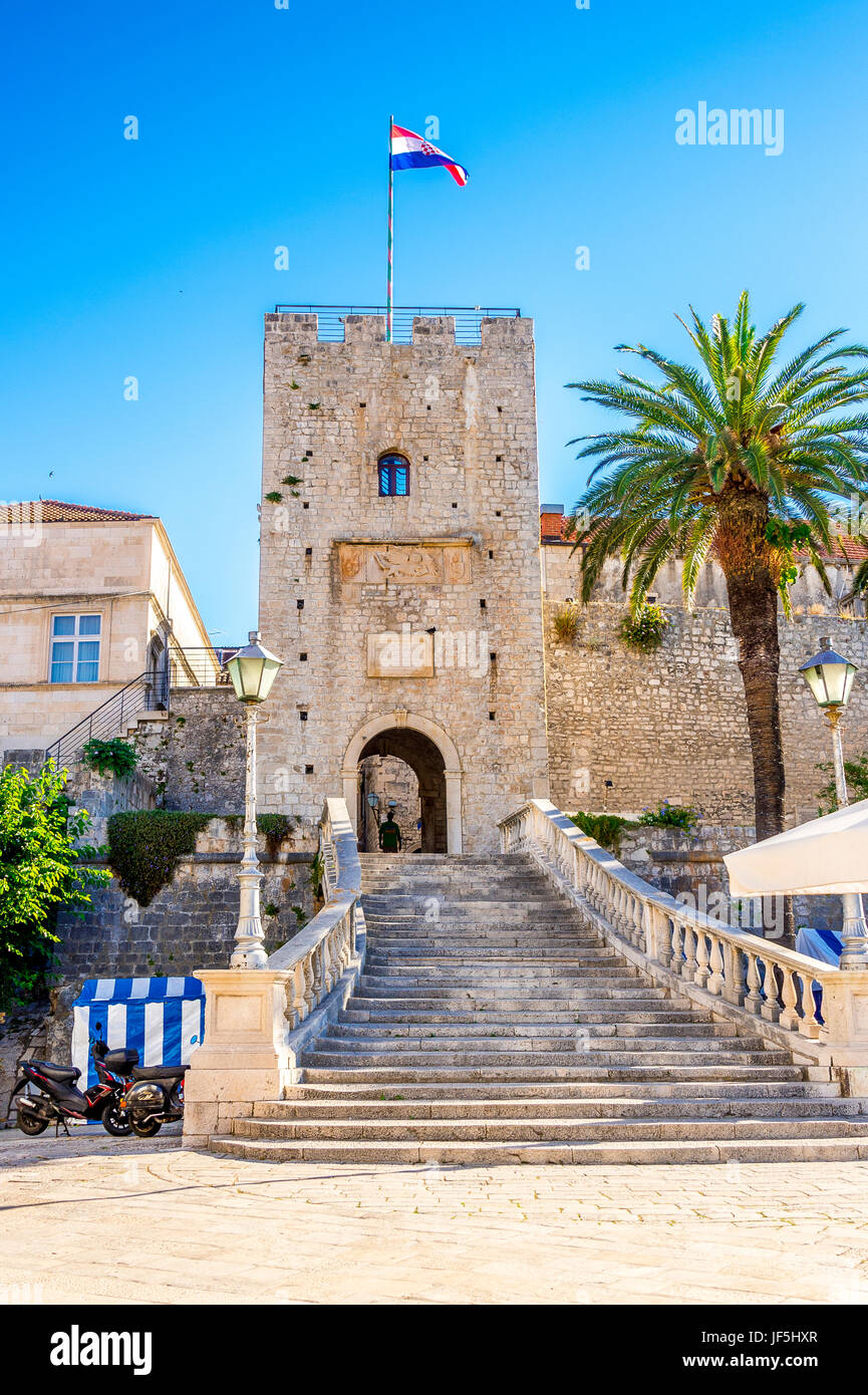 Turm Revelin (Veliki Revelin Turm) oder Landtor, auch bekannt als Korcula Stadttor, der Eingang zur Altstadt in Korcula, Kroatien Stockfoto
