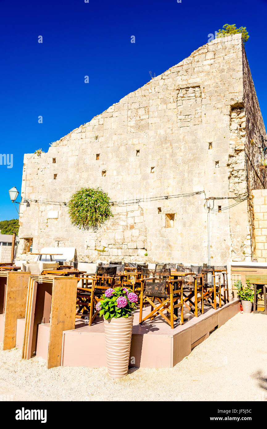 Ein Restaurant an der Promenade der Altstadt von Korcula in Zakerjan. Korcula Stadt (Altstadt) an einem sonnigen Sommertag in Kroatien Stockfoto