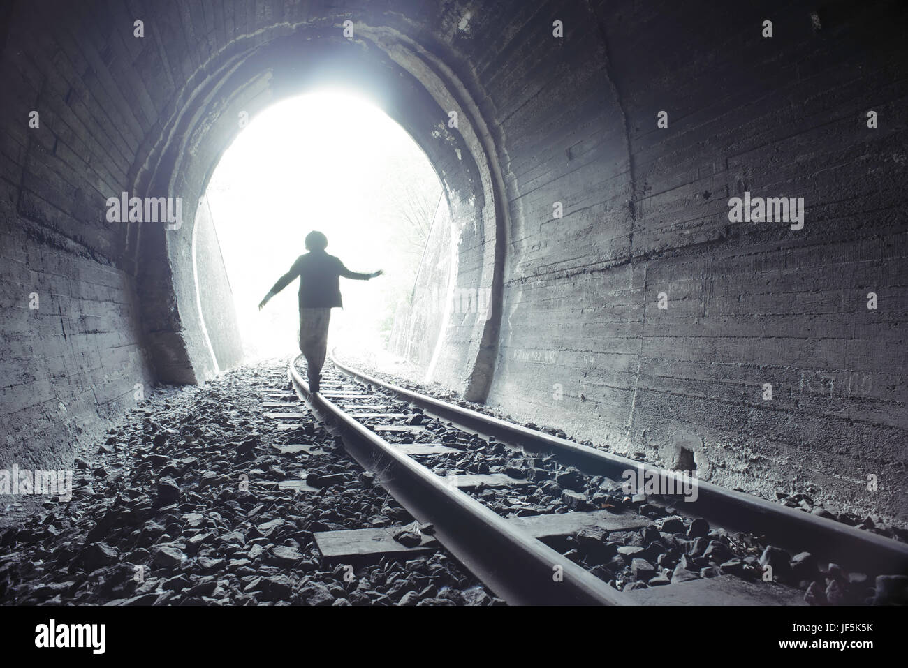 Kind wandern im Eisenbahntunnel Stockfoto