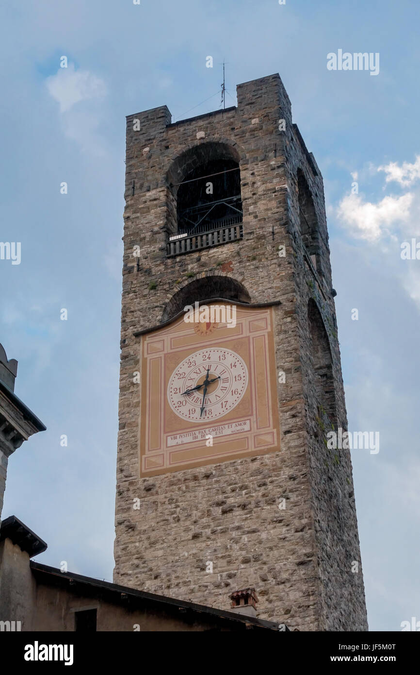 BERGAMO, Lombardei/Italien - 25 Juni: Civic Tower (Gemeindeturm - Glocke) und Palazzo Del Podestaore in Bergamo am 25. Juni 2017 Stockfoto