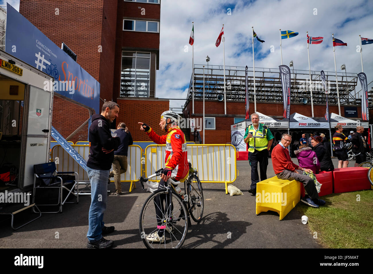 Radfahrer auf Tribüne TT Isle Of Man Stockfoto