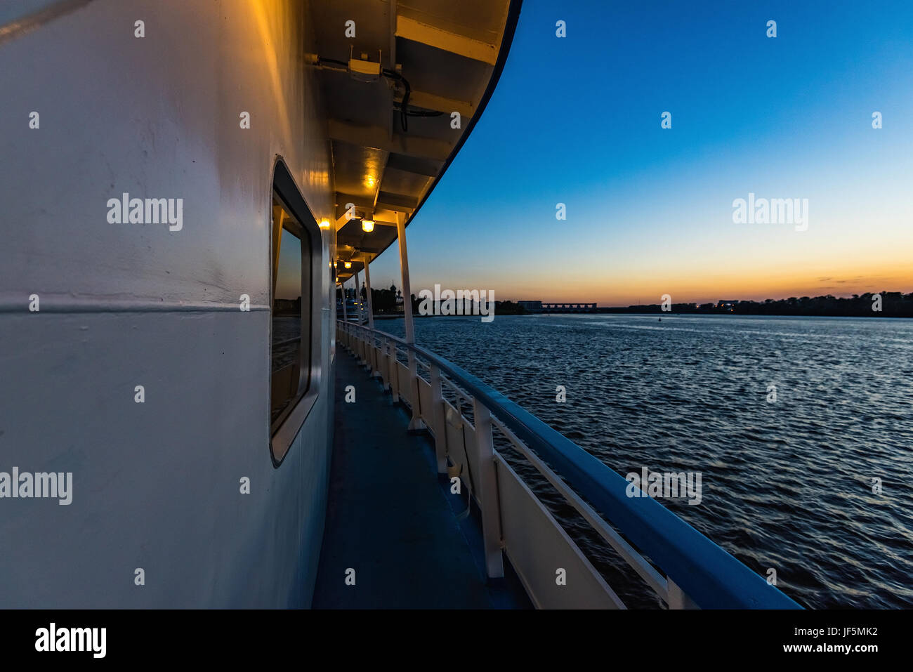 Ausflug mit dem Boot auf dem Fluss Nacht Stockfoto