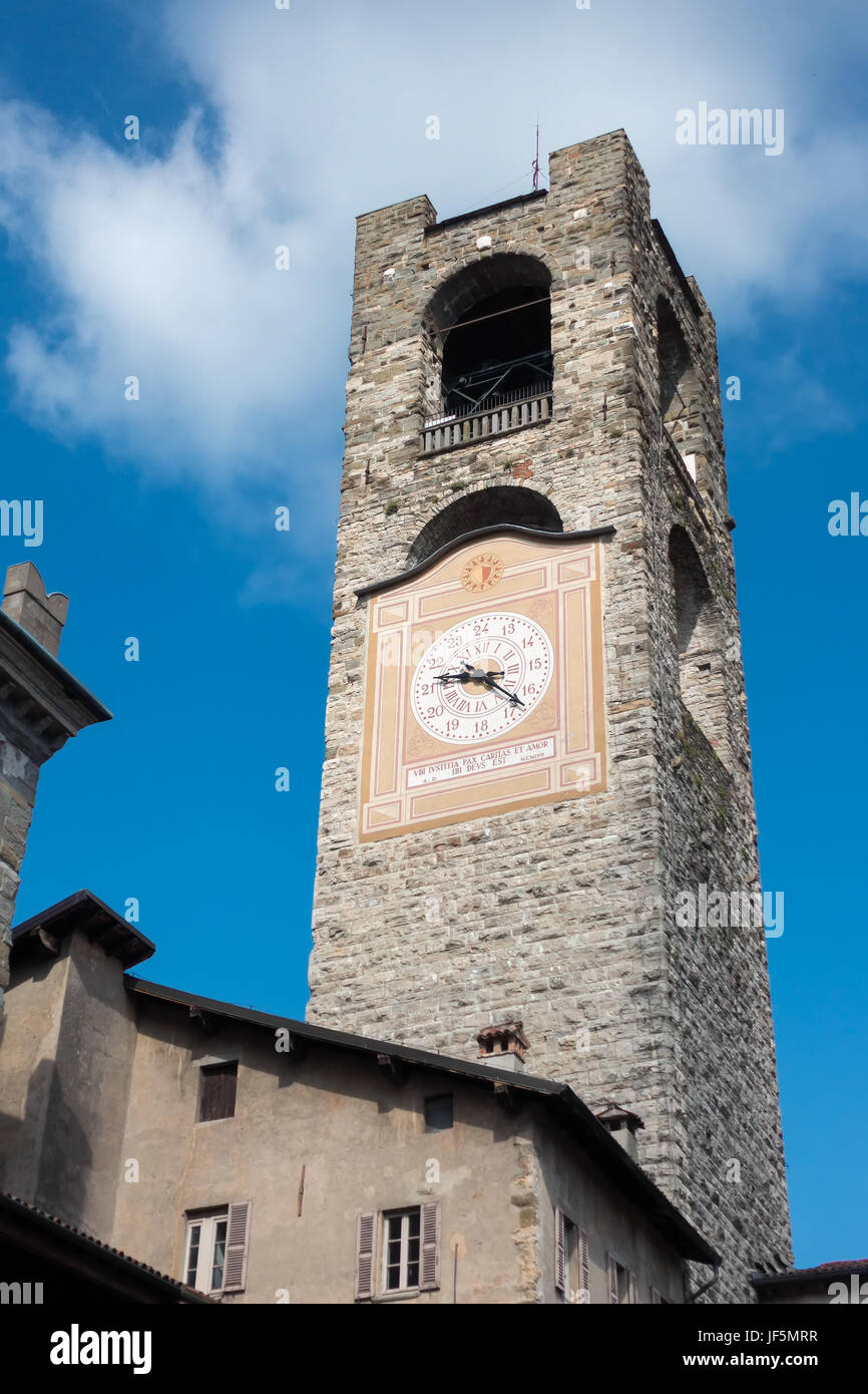 BERGAMO, Lombardei/Italien - 26 Juni: Civic Tower (Gemeindeturm - Glocke) und Palazzo Del Podestaore in Bergamo am 26. Juni 2017 Stockfoto