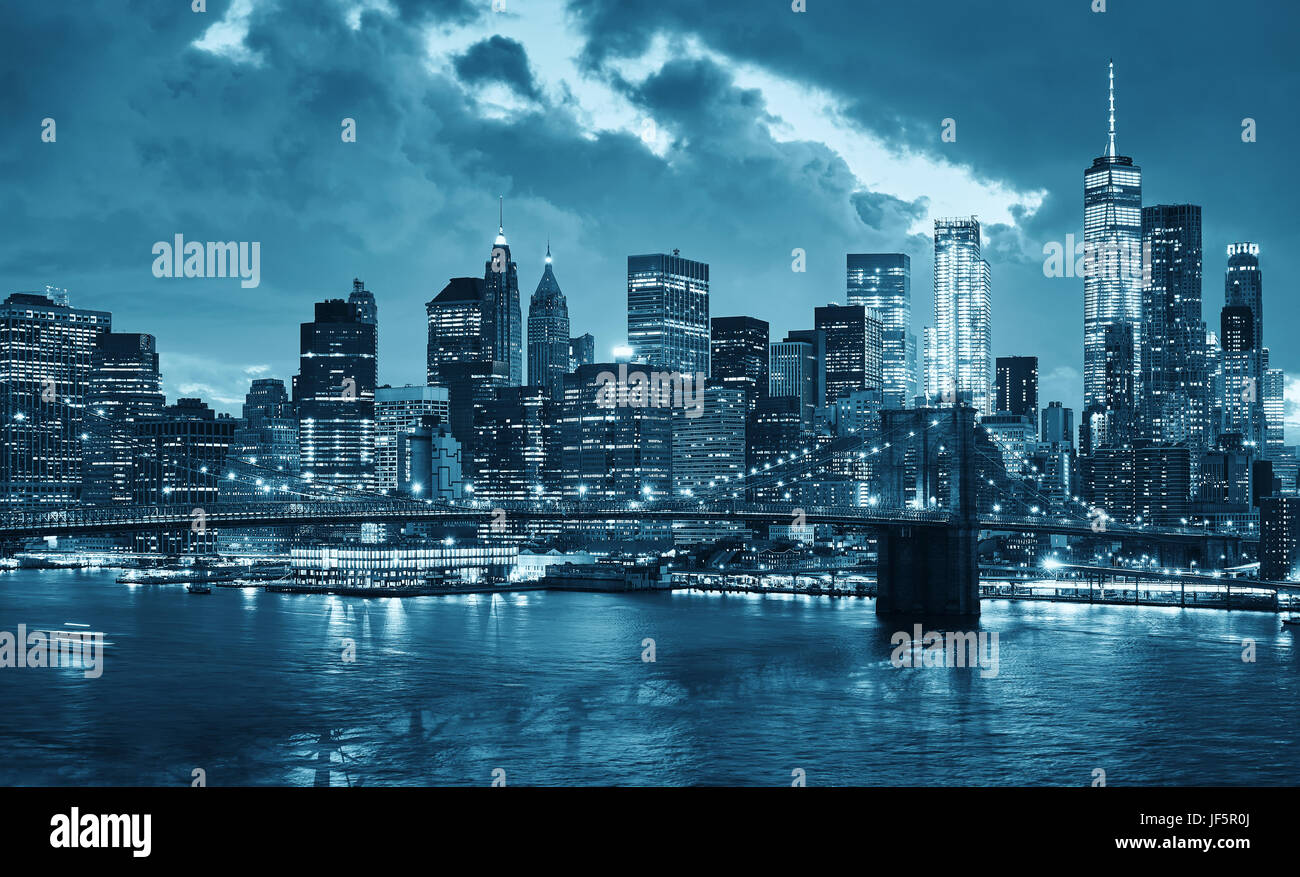 New York City Skyline bei Nacht, Farbe toning angewandte, USA. Stockfoto
