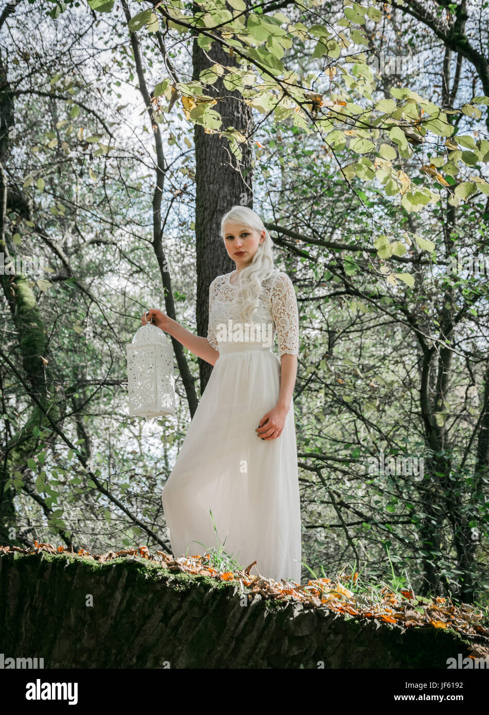 Frau im weißen Kleid und einer Laterne Stockfoto
