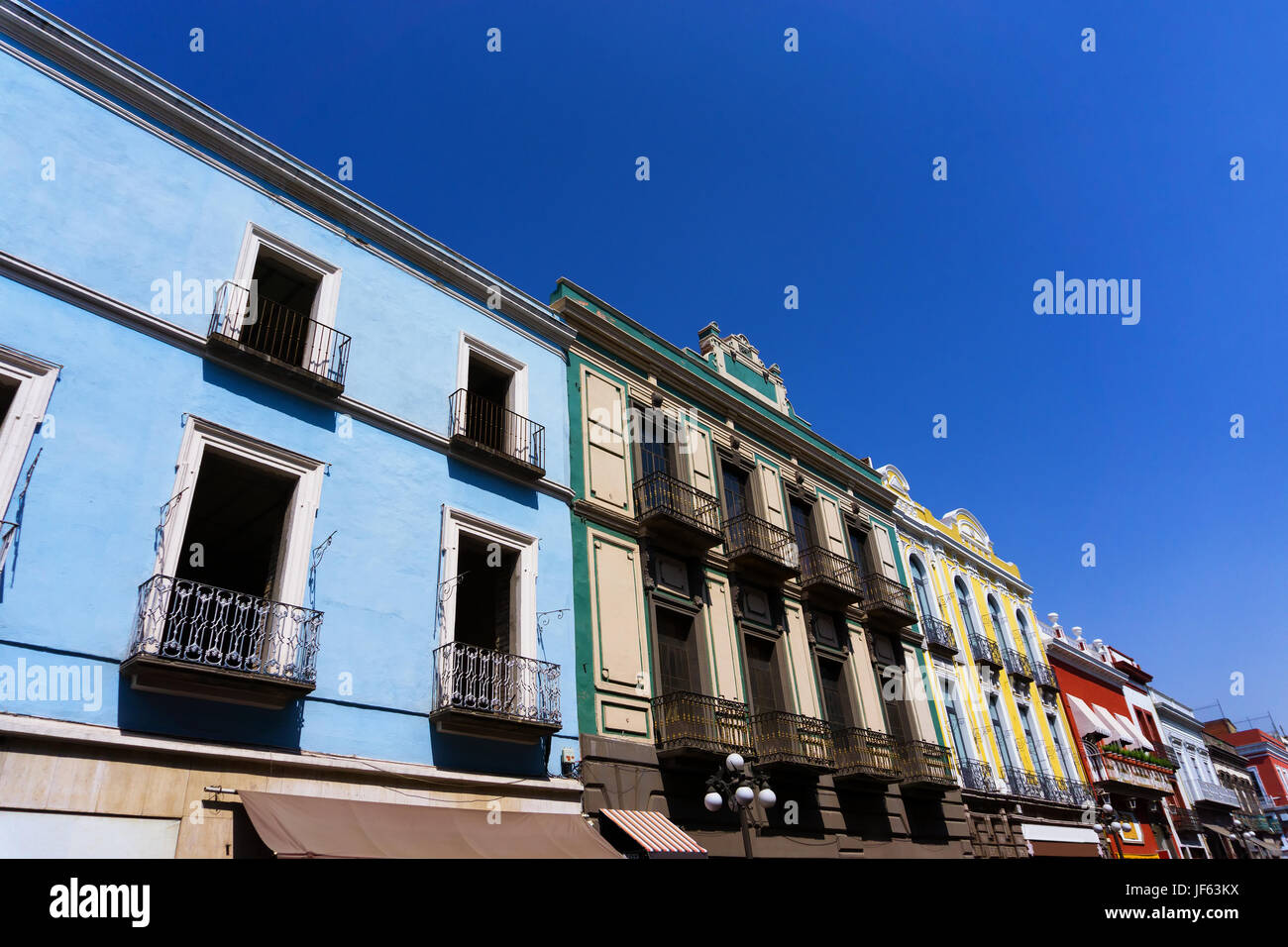 Reihe von Gebäuden aus der Kolonialzeit und Balkone in Puebla, Mexiko Stockfoto