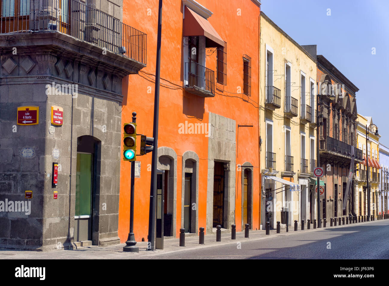 Koloniale Straße im historischen Zentrum von Puebla, Mexiko Stockfoto