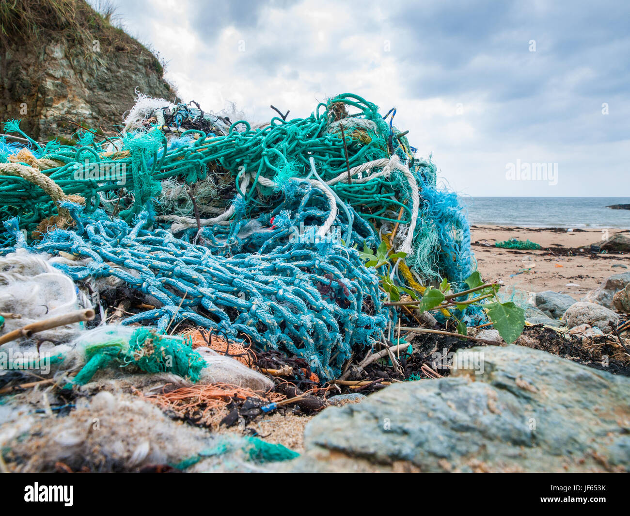 Fischernetze an einem walisischen Strand, Anglesey gespült Stockfoto