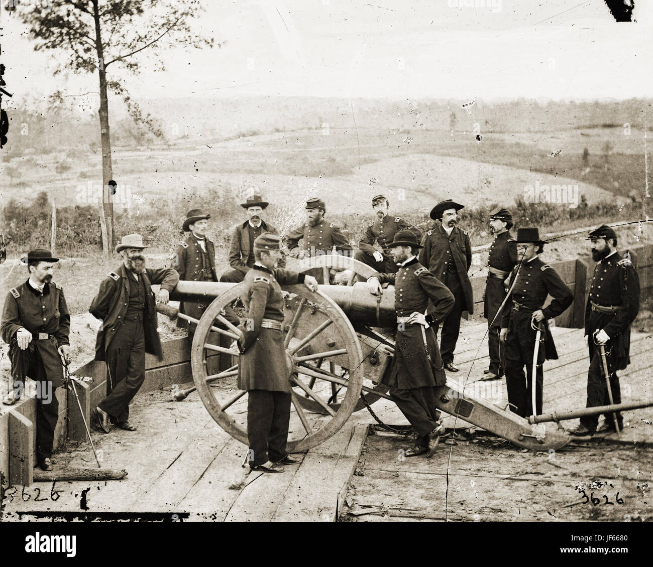 General William T. Sherman, stützte sich auf Verletzung der Waffe und Personal im Eidgenössischen Fort Nr. 7 - Atlanta, Ga.  Foto des Krieges im Westen. Diese Fotografien sind von Sherman in Atlanta, September-November 1864. Nach dreieinhalb Monaten des unaufhörlichen manövrieren und viel harten Kämpfen gezwungen Sherman Haube, die Munition Zentrum der Konföderierten Armee zu verlassen. Sherman blieb dort ruhen seine Männer Krieg getragen und sammeln Vorräte, fast zweieinhalb Monate. Während der Besatzung, George N. Barnard, offizieller Fotograf der Chief Engineer Office, machte die beste Dokumentation der der Stockfoto