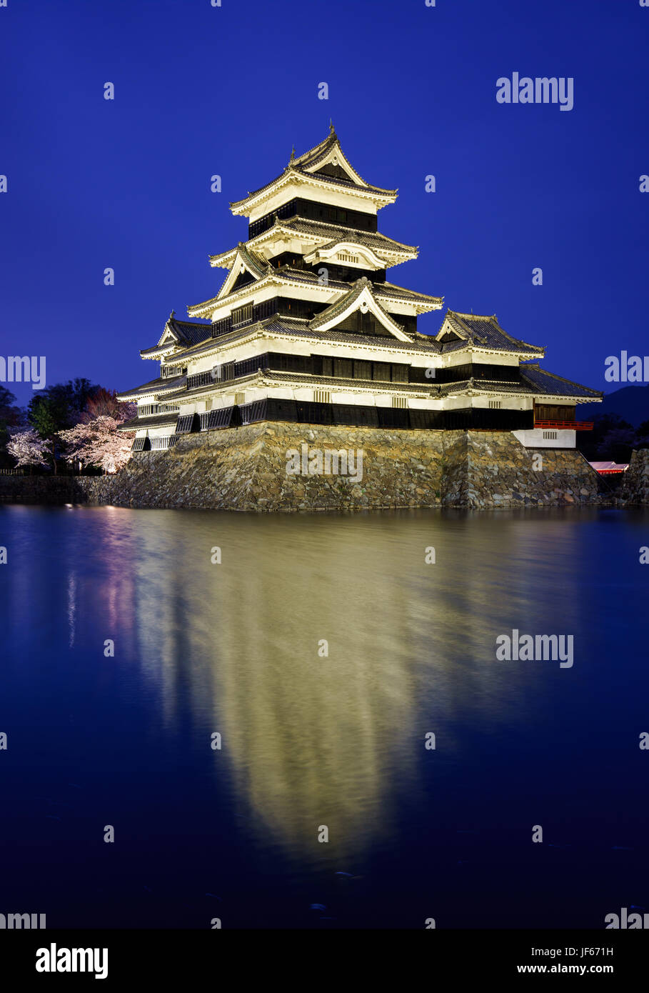 Matsumoto Burg bei Nacht, Nagano, Japan Stockfoto
