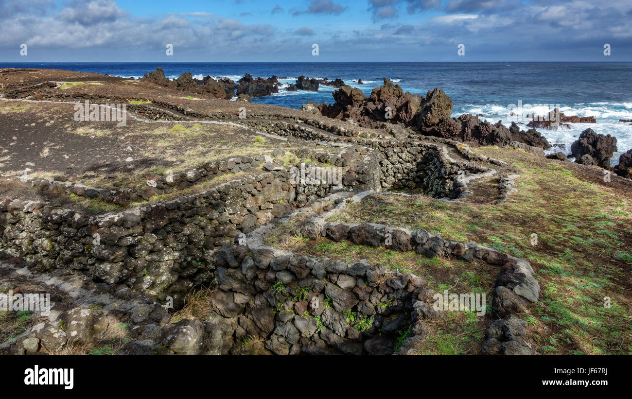 Weitwinkel von vulkanischen Küste von Terceira Insel mit Graben, Portugal Stockfoto