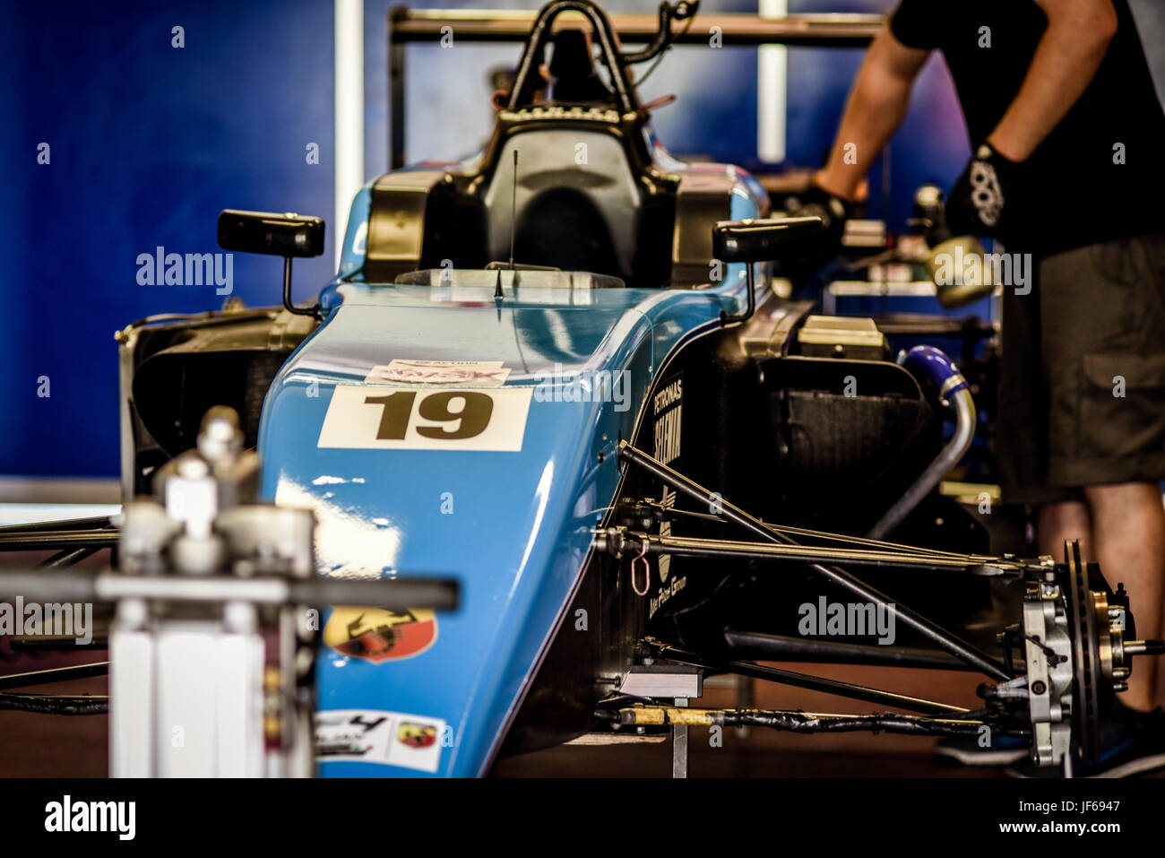 Italienische Formel 4 Meisterschaft, Jenzer Motorsport Team Auto Grube Workshop, Nase Shell ausführlich und Mechaniker in b Stockfoto