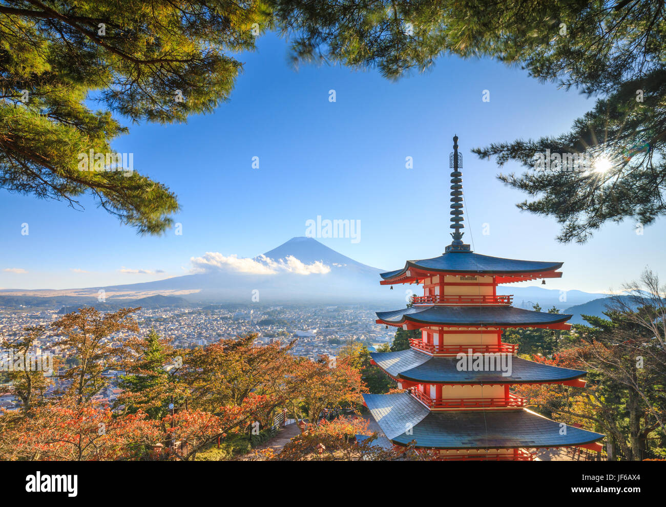 Mt. Fuji mit Chureito-Pagode im Herbst, Fujiyoshida, Japan Stockfoto
