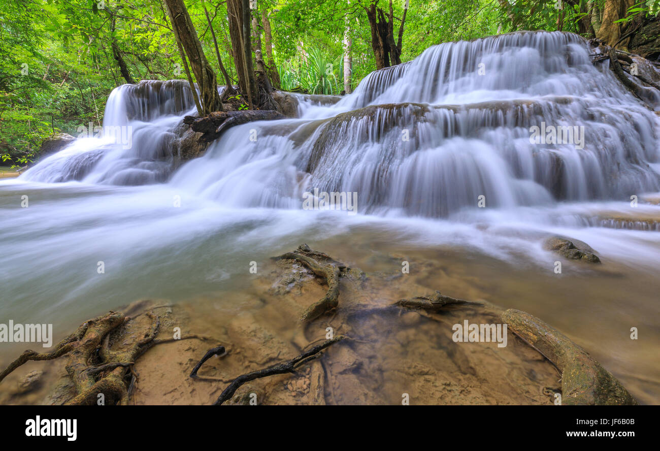 Tiefen Wald Wasserfall in der Provinz Kanchanaburi, Thailand Stockfoto