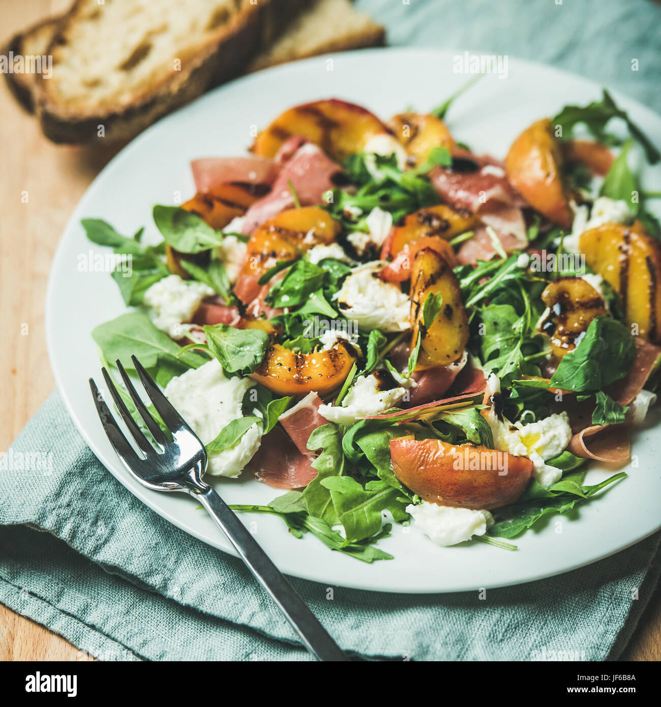 Gegrillter Pfirsich Salat, Mozzarella, Rucola und Schinken ...