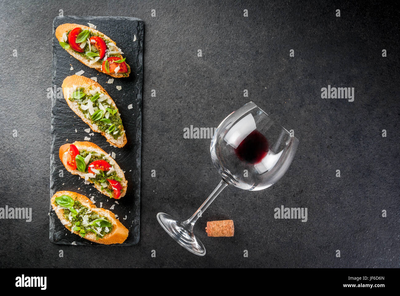 Italienisches Essen. Snacks. Antipasti. Bruschetta mit Pesto-Soße ...