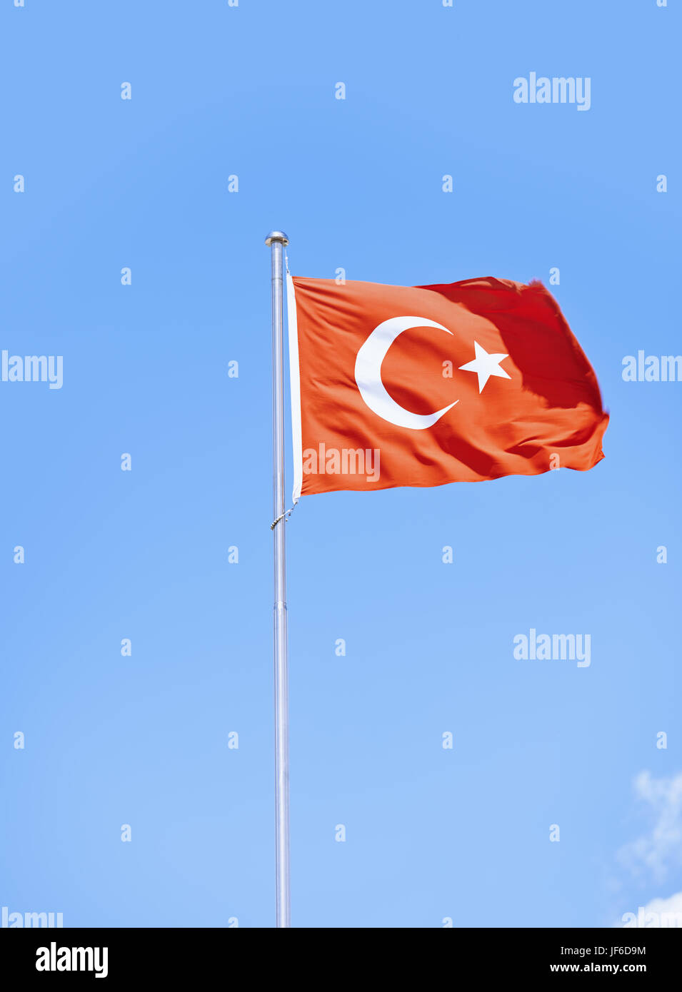 Türkische Flagge gegen Himmel Hintergrund Stockfoto