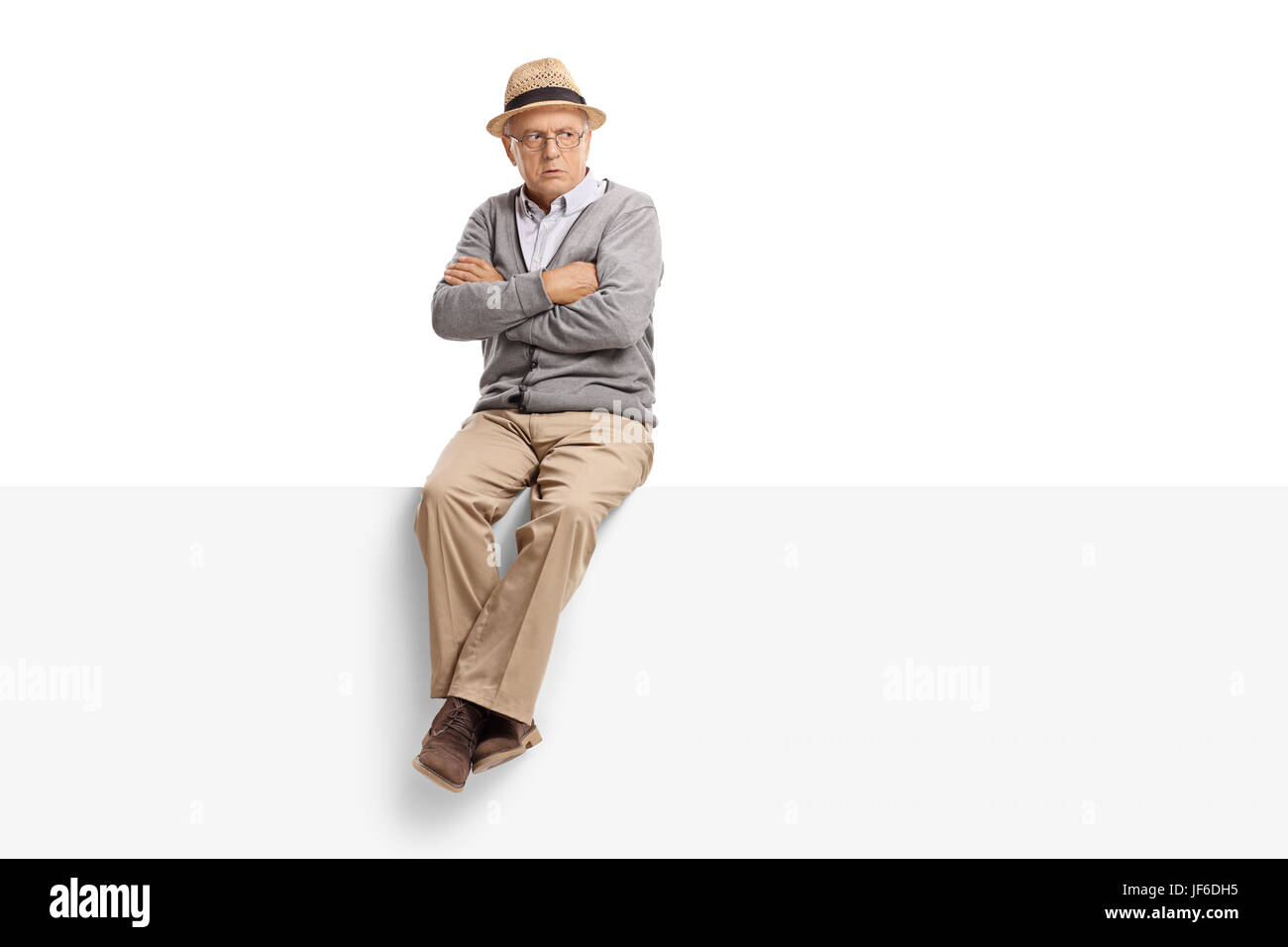 Wütend Senior sitzt auf einem Panel isoliert auf weißem Hintergrund Stockfoto