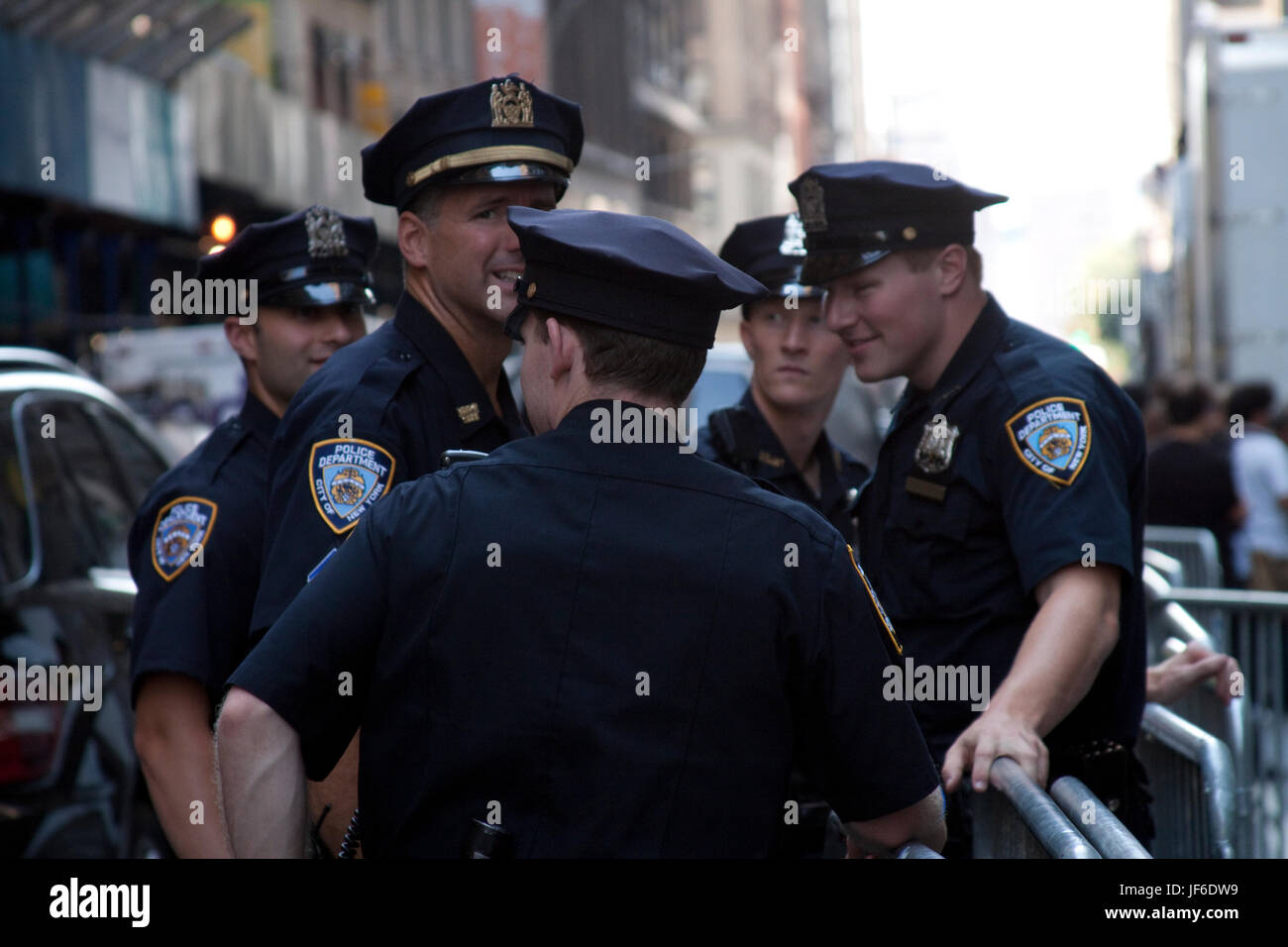 Polizisten in New York im Chat auf der Straße Stockfoto