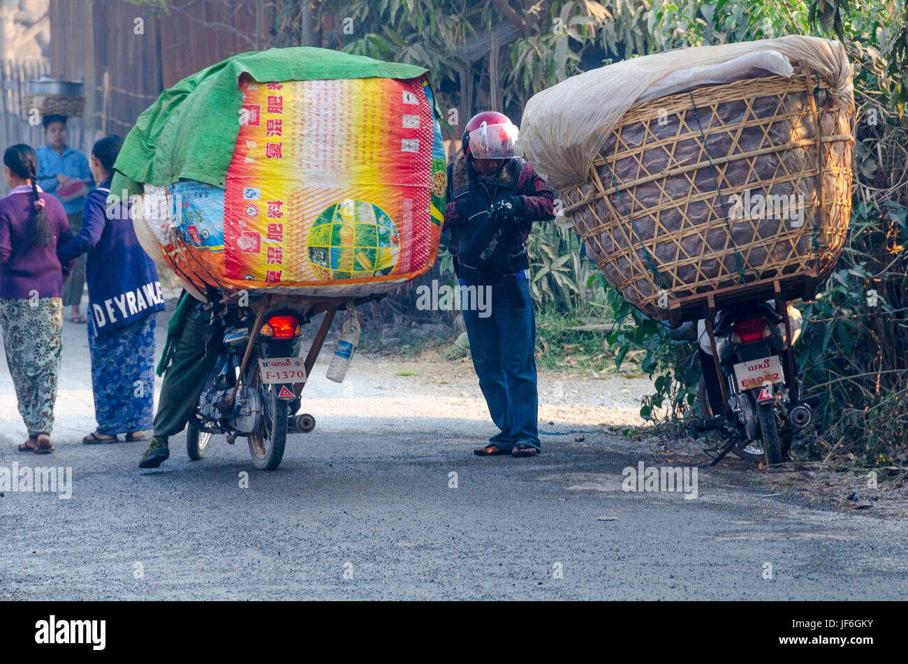 Große Lasten auf Motorrädern, Nyaungshwe, Inle-See, Taunggyi, Shan, Myanmar (Burma) Stockfoto
