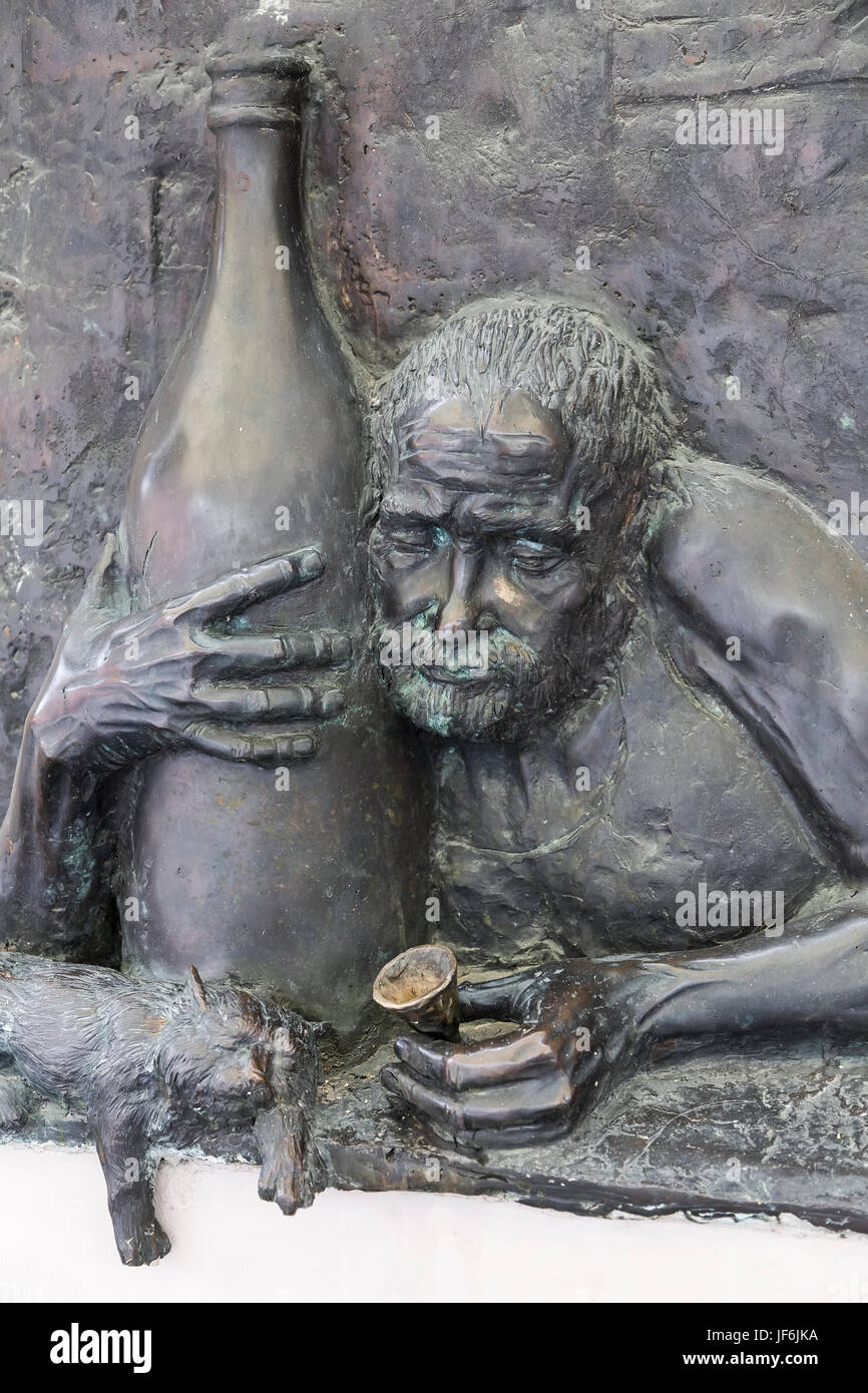 Trinker - ein Mann und eine Katze mit einer großen Flasche. Vilnius. Litauen Stockfoto