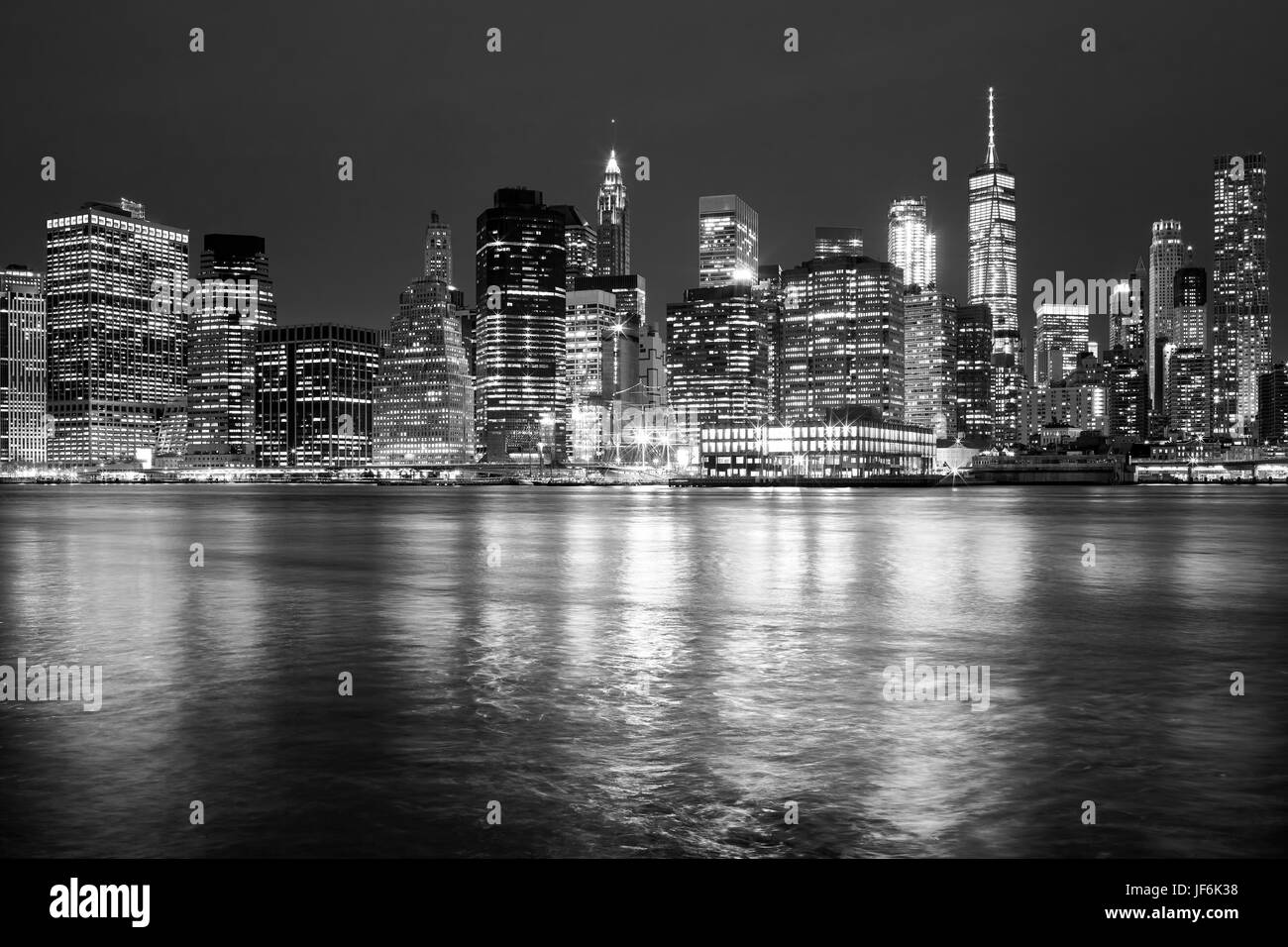 Schwarz / weiß legendären New Yorker Skyline bei Nacht, USA. Stockfoto
