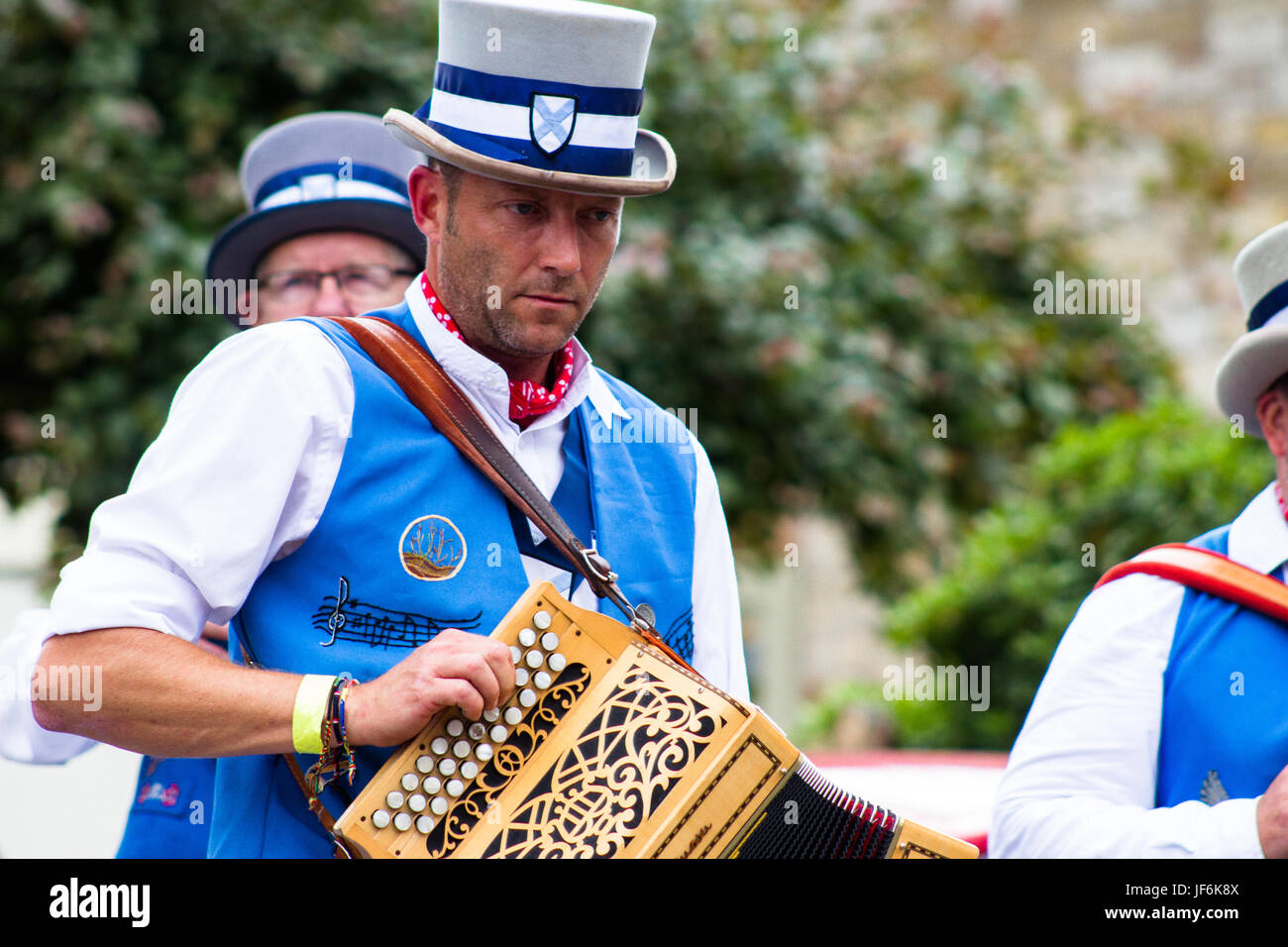Morris Tänzerin spielt das Akkordeon in seiner Truppe in Schloss Carrock, UK. Stockfoto