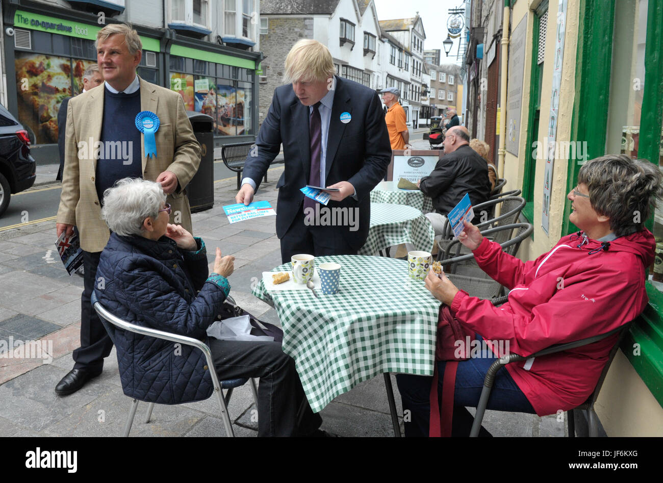 Beschriftung Info - 06.07.17 - Boris Johnson stellte bei seinem Besuch in Plymouth zur lokalen Unterstützung MP Oliver Coalville und Johnny Mercer.  Urheberrechtlich geschützte p Stockfoto