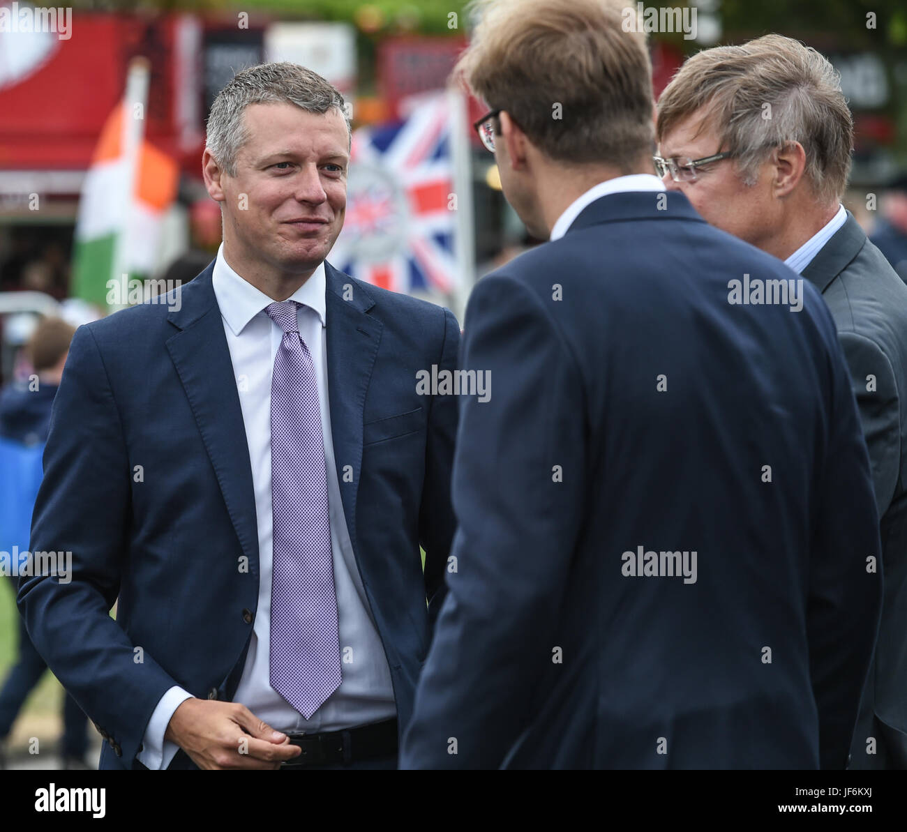 Urheberrechtlich geschütztes Bild von Paul Slater Bilder Ltd -. Armed Forces Day auf Plymouth New Labour MP Luke Pollard im Chat mit Tobias Ellwood und Gary Streeter Stockfoto