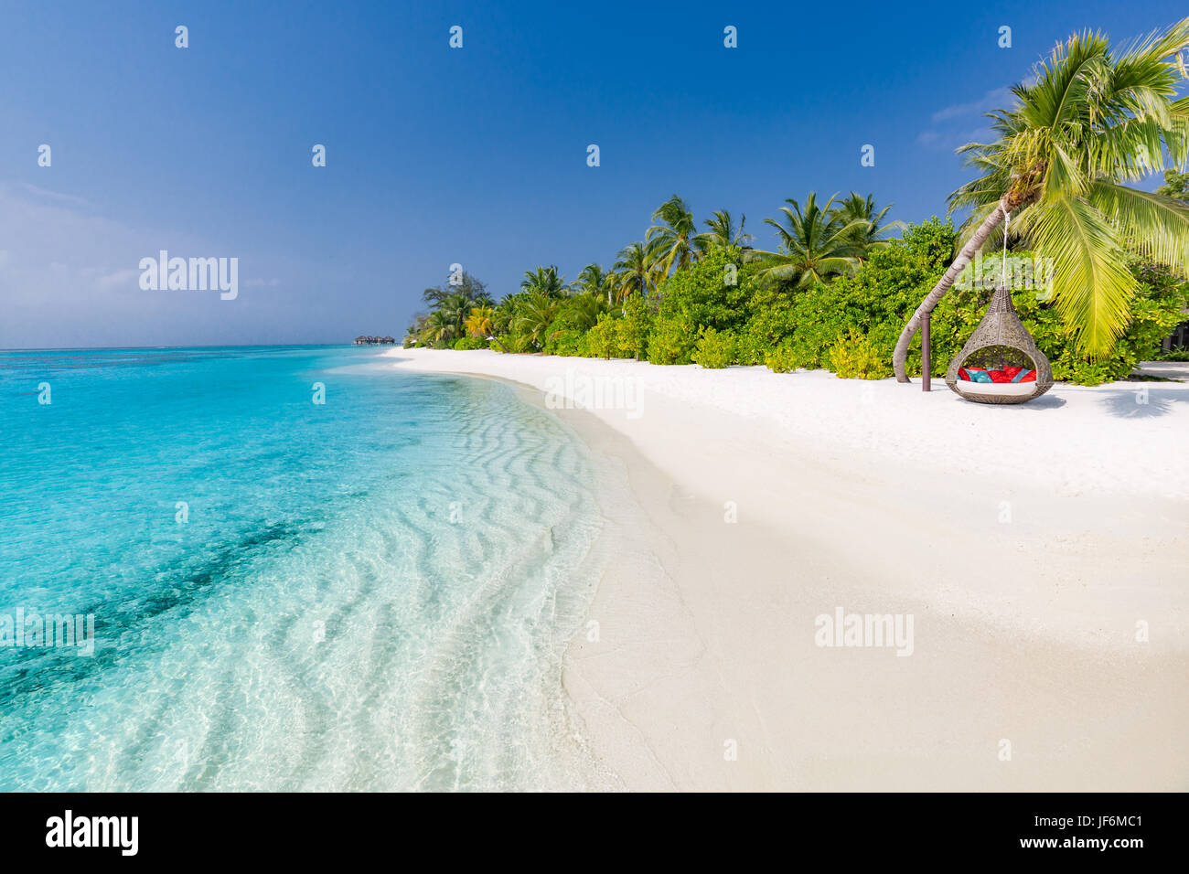 Perfekte tropische Strand. Romantische Hängematte oder Schwingen auf weißen Sandstrand und Palmen unter blauem Himmel. Inspirational Sommer und Urlaub Konzept Stockfoto