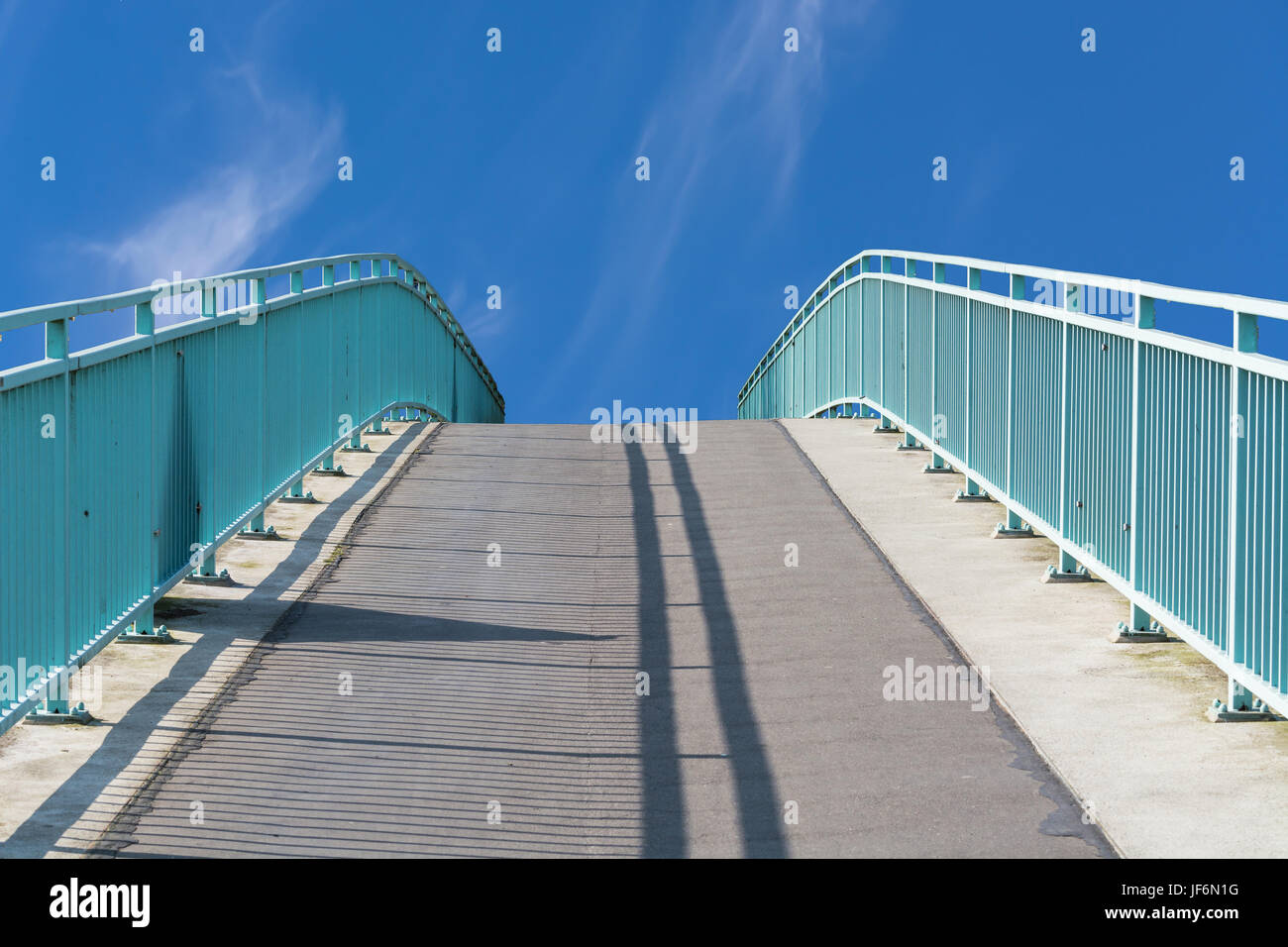 Fußgängerbrücke aus Stahl Bogen Struktur Stockfoto