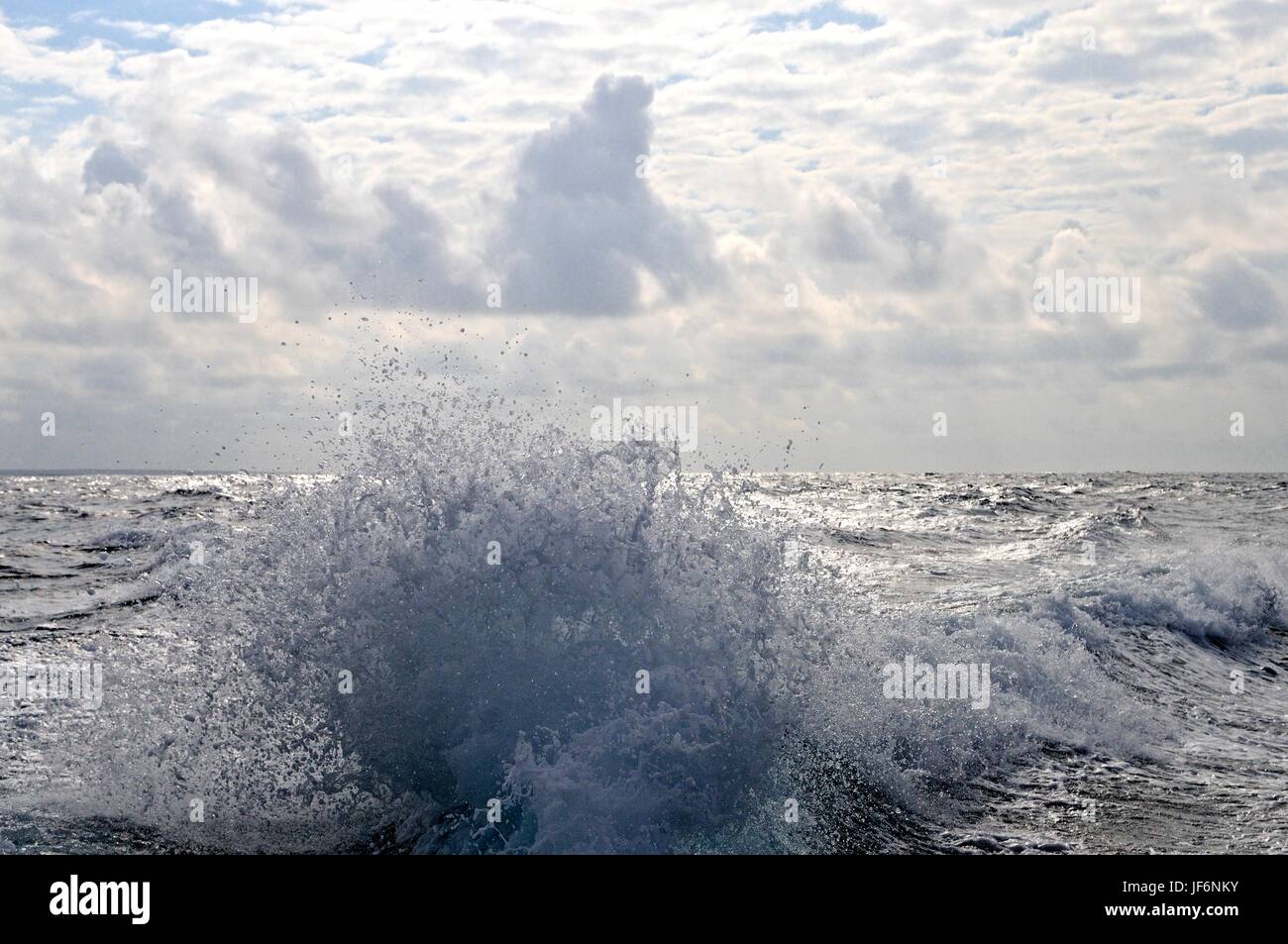 Die Welle aus dem Motorboot Stockfoto