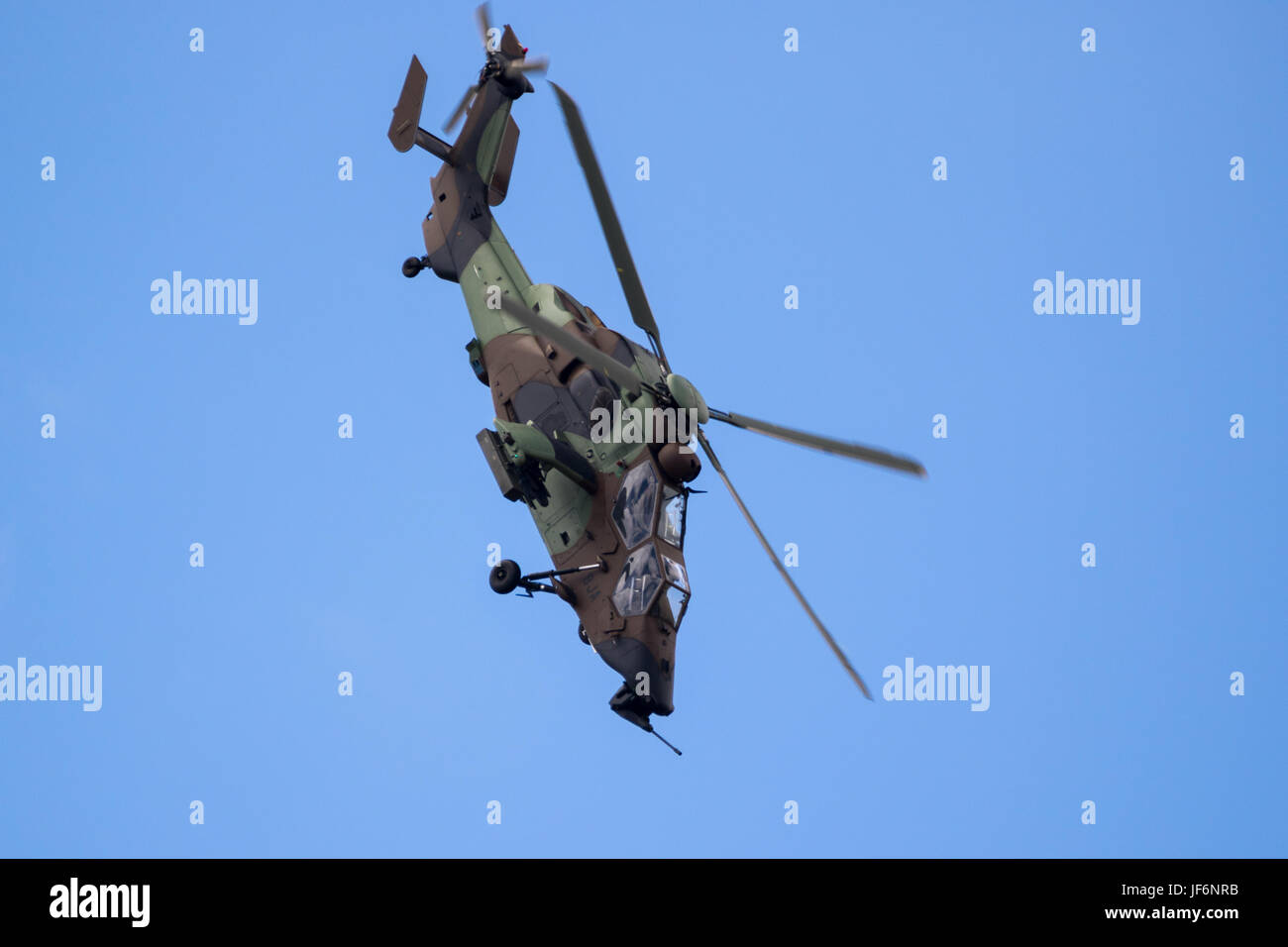 PARIS, Frankreich - 23. Juni 2017: Französische Armee Airbus-Eurocopter EC665 Tigre Angriff Hubschrauber fliegen auf der Paris Air Show 2017 Stockfoto