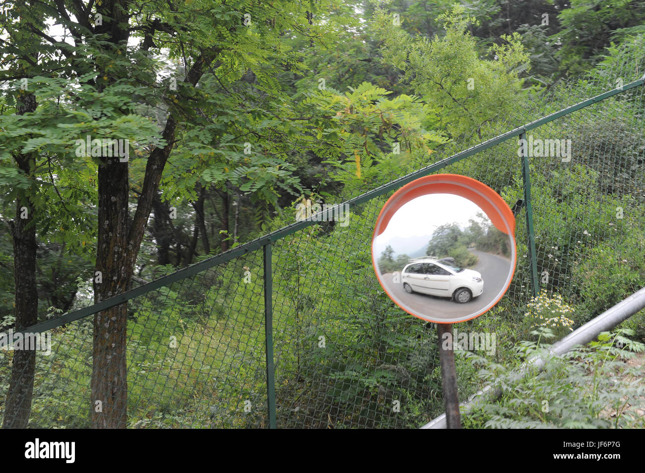 Auto-Reflektion im Spiegel, Srinagar, Jammu Kaschmir, Indien, Asien Stockfoto