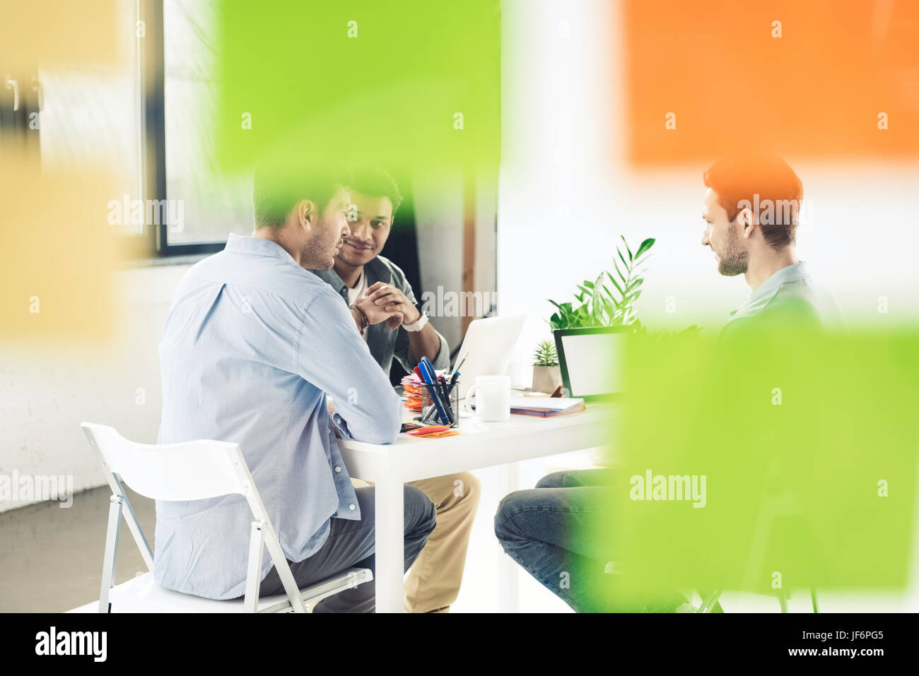 lässige Unternehmer arbeitet an neuen Projekt im modernen Büro, Geschäft Teamarbeit Stockfoto