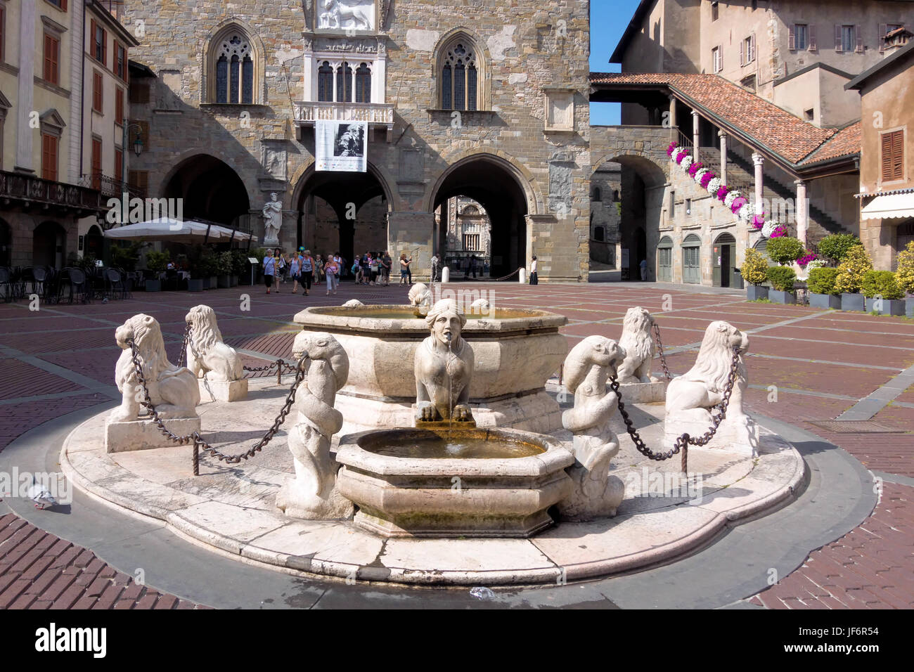 BERGAMO, Lombardei/Italien - 26 Juni: Blick auf Piazza Vecchia in Bergamo am 26. Juni 2017. Nicht identifizierte Personen Stockfoto