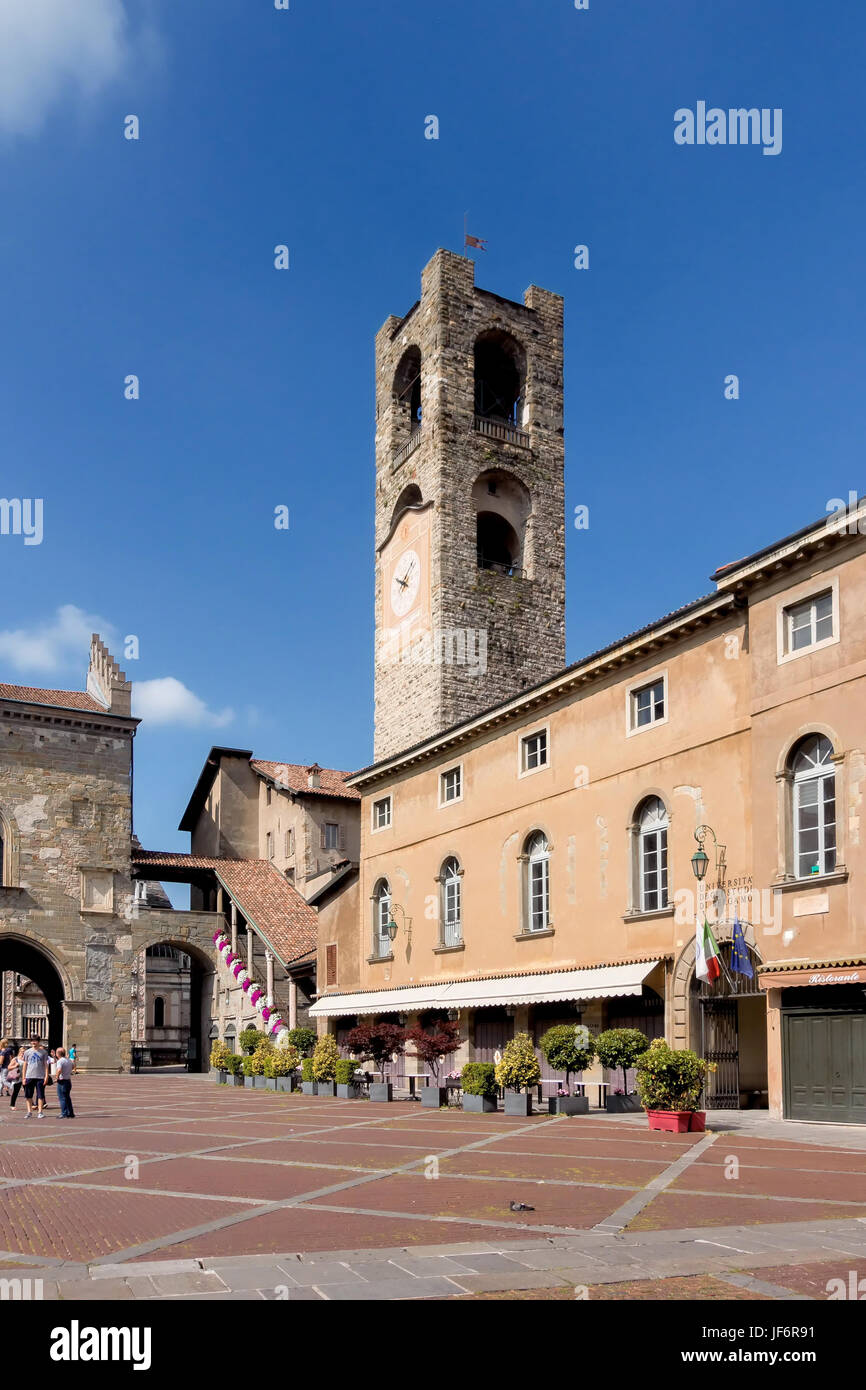 BERGAMO, Lombardei/Italien - 26 Juni: Blick auf Piazza Vecchia in Bergamo am 26. Juni 2017. Nicht identifizierte Personen Stockfoto
