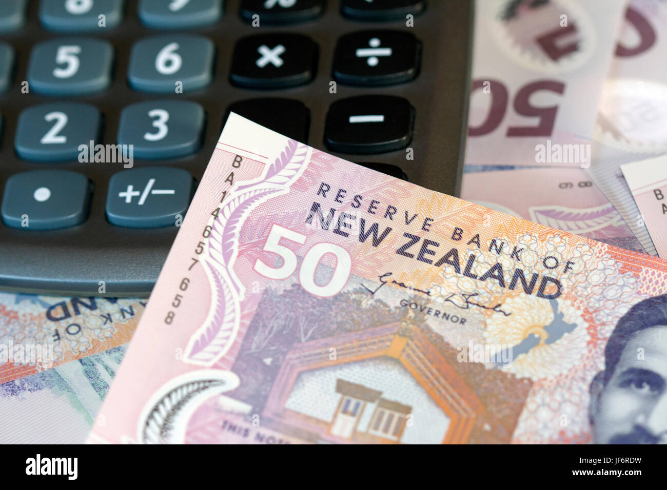 Neuseeland Währung mit einem Taschenrechner Stockfoto