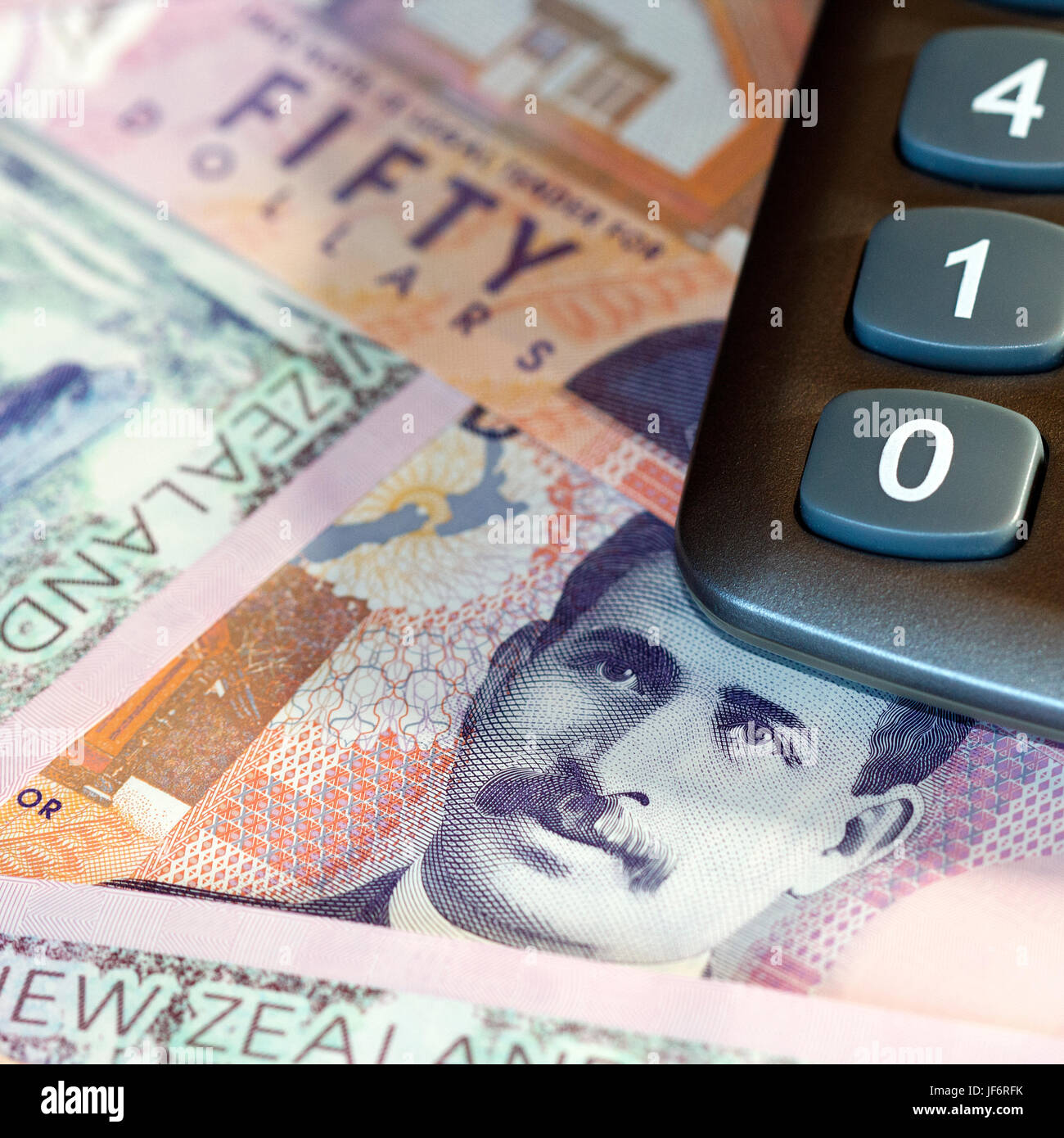 Neuseeland Währung - fünfzig-Dollar-Note mit einem Taschenrechner Stockfoto