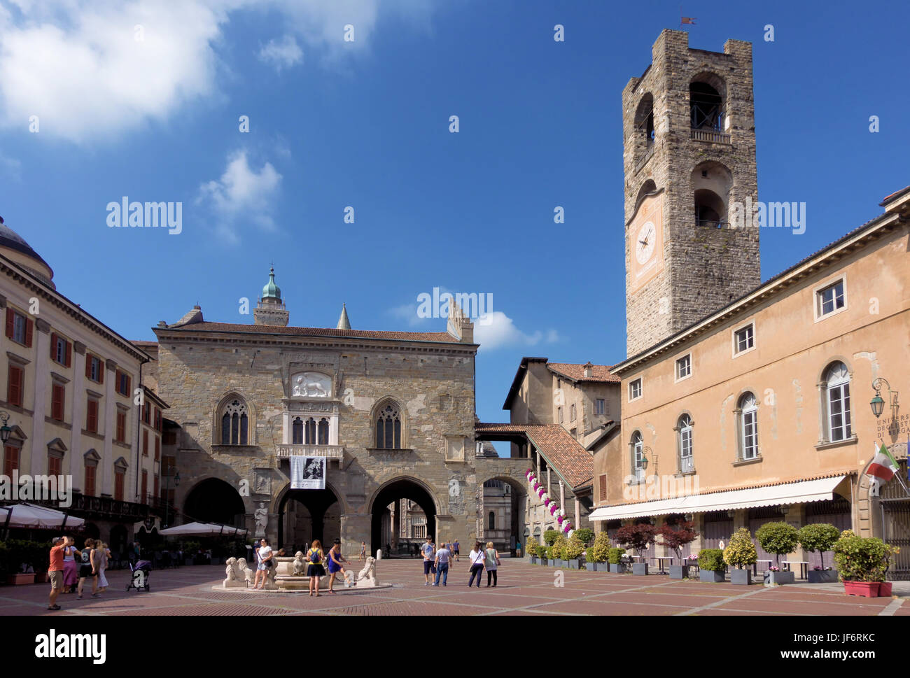 BERGAMO, Lombardei/Italien - 26 Juni: Blick auf Piazza Vecchia in Bergamo am 26. Juni 2017. Nicht identifizierte Personen Stockfoto