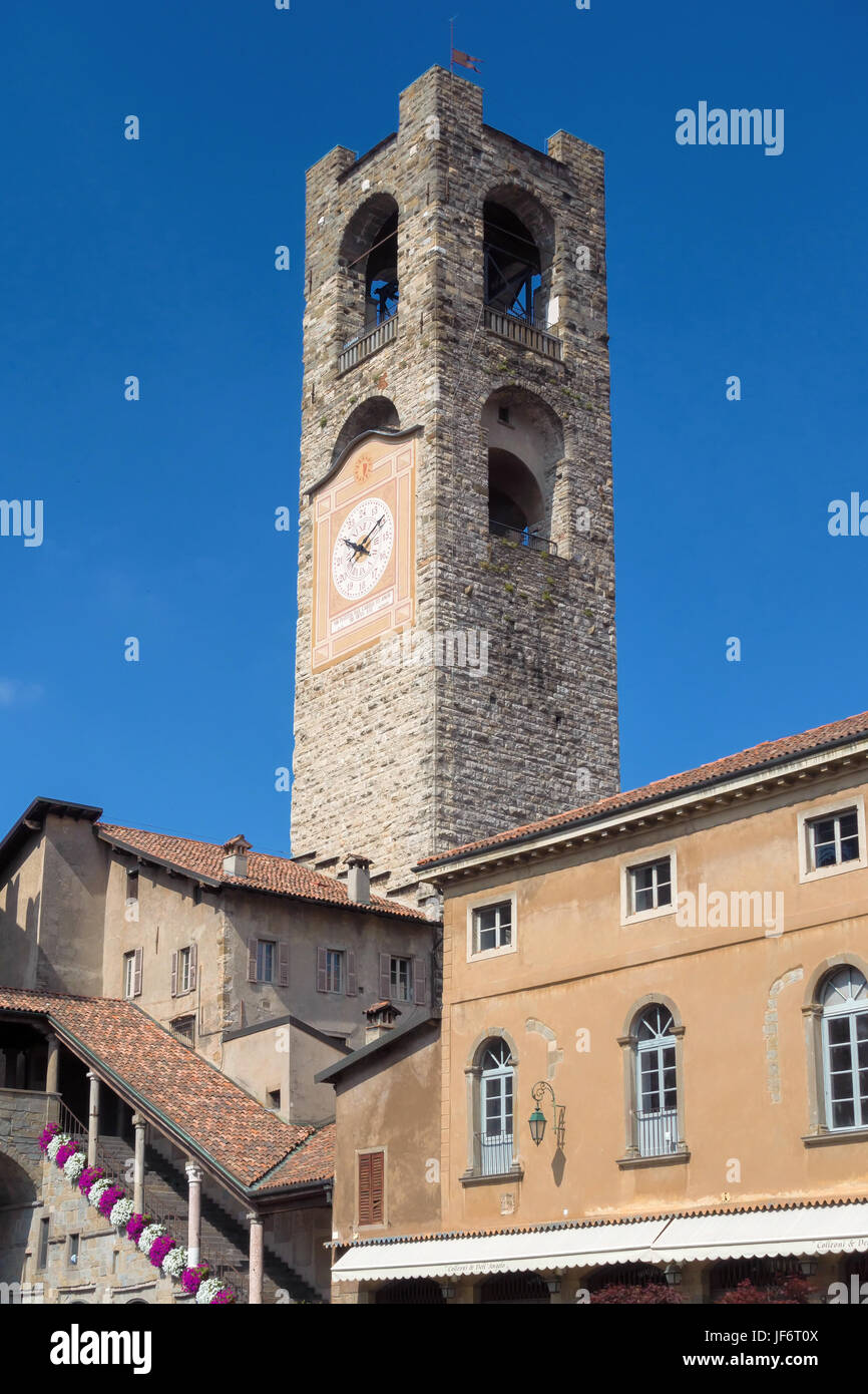 BERGAMO, Lombardei/Italien - 26 Juni: Civic Tower (Gemeindeturm - Glocke) und Palazzo Del Podestaore in Bergamo am 26. Juni 2017 Stockfoto