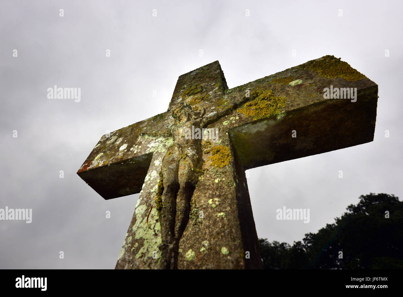 Geschnitzte Figur von Jesus auf einem Grabstein Stockfoto