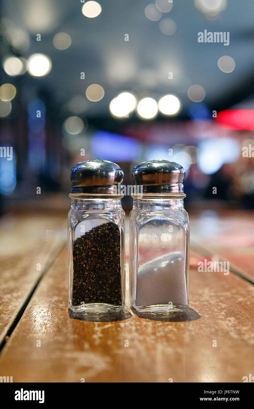 Salz und Pfefferstreuer in einem bunten Diner Stockfoto