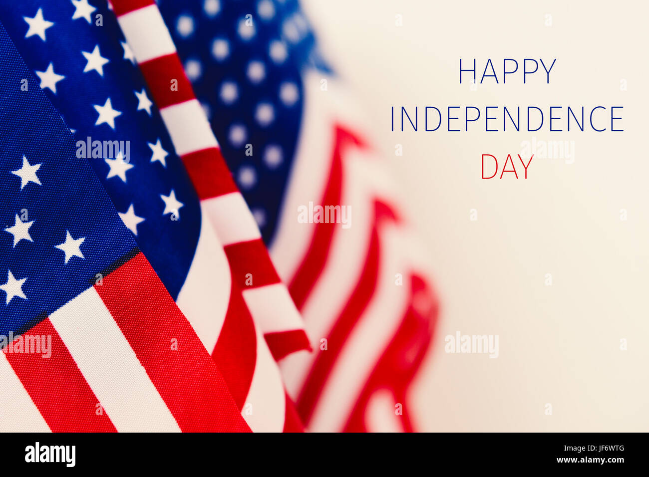 einige amerikanischen Flaggen und den Text happy Independence Day eine wollweiße Hintergrund Stockfoto